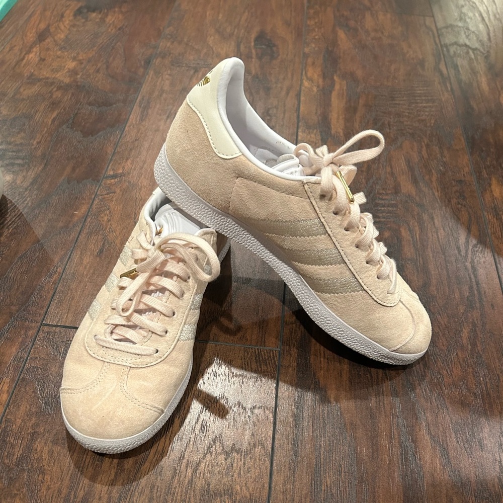 Worn a few times. Cleaned and fresh still look brand new !